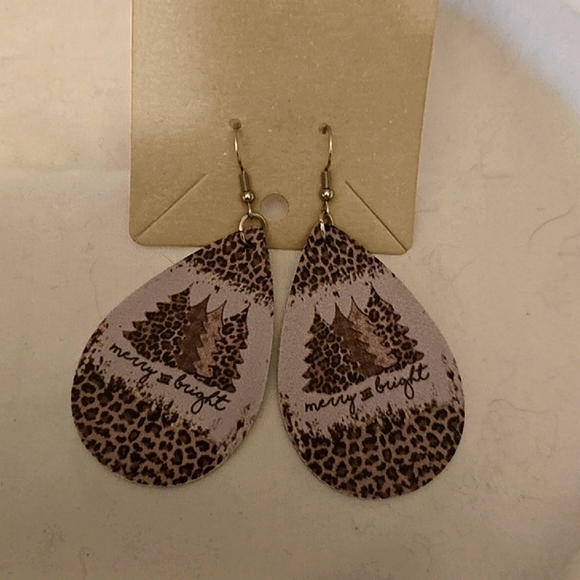 Christmas 🎄 Earrings - Picture 2 of 4